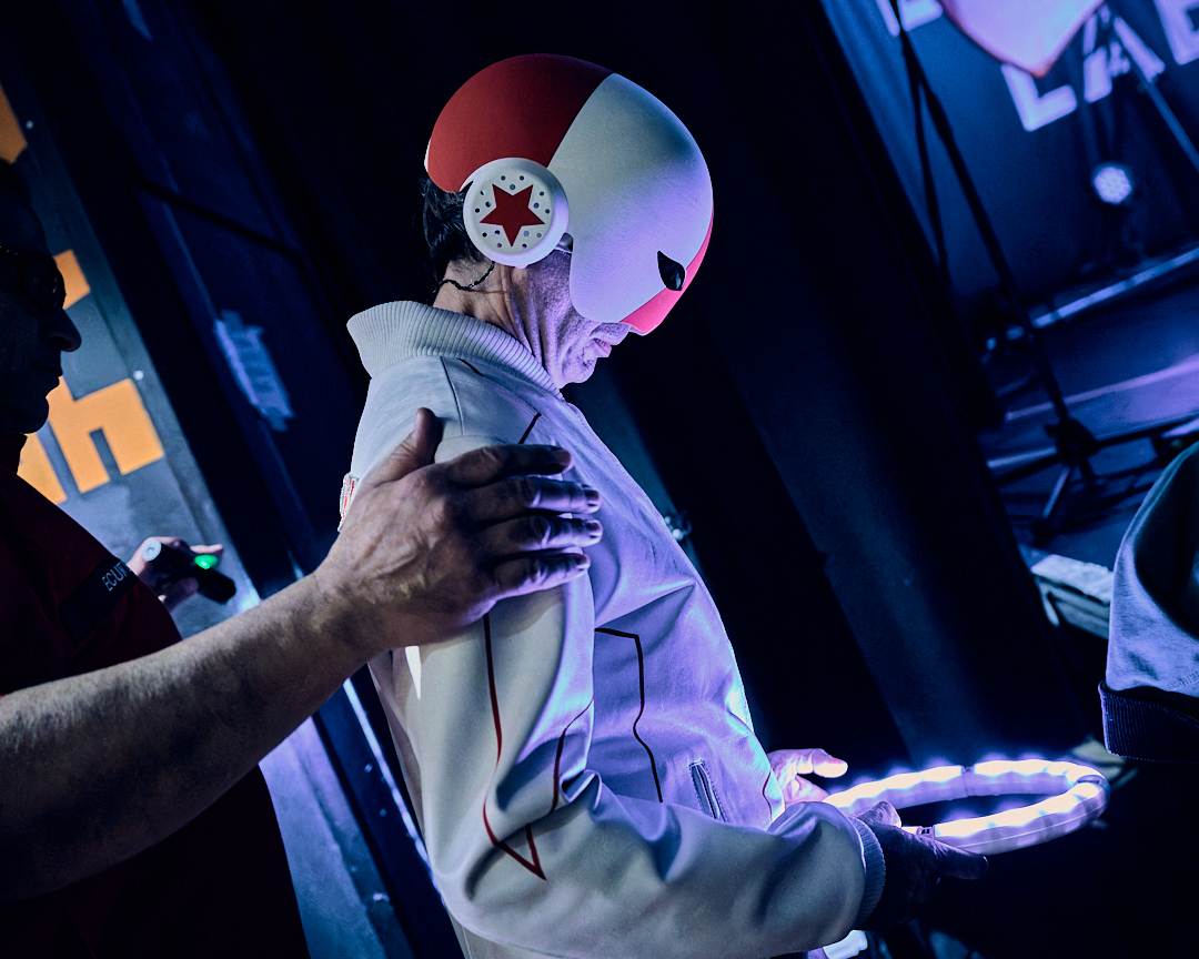 Portrait de profil de Cascadeur masqué en coulisses