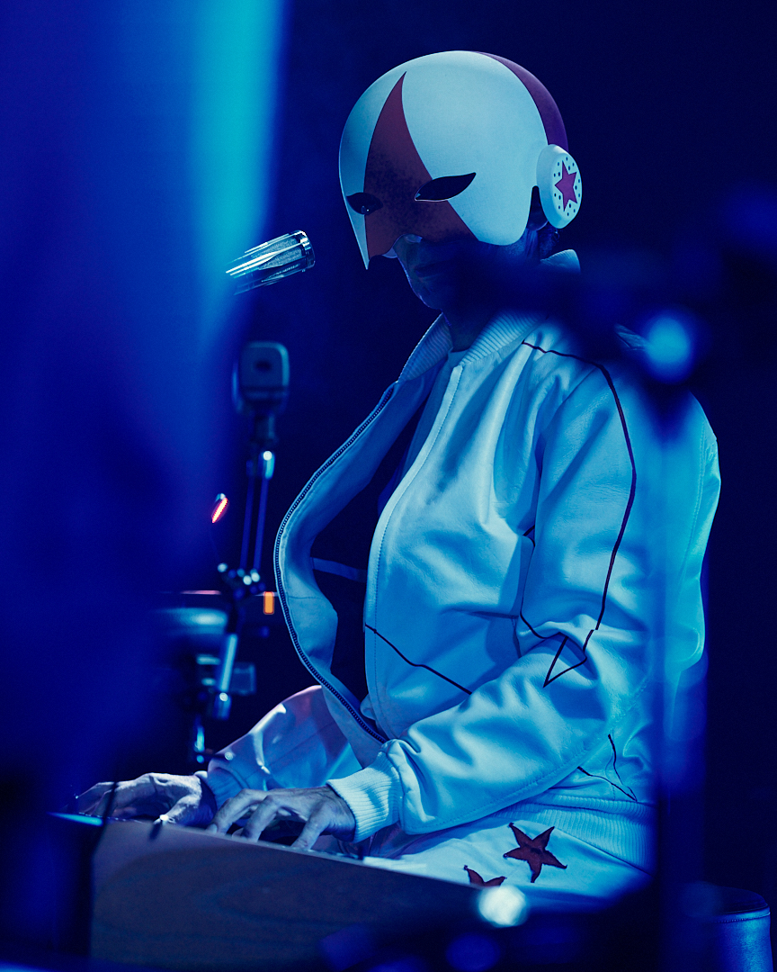 Cascadeur au clavier sous une lumière bleue